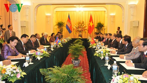 ท่าน NguyễnTấnDũng นายกรัฐมนตรีให้การต้อนรับสมเด็จ เฮงสัมริน ประธานรัฐสภากัมพูชา - ảnh 1