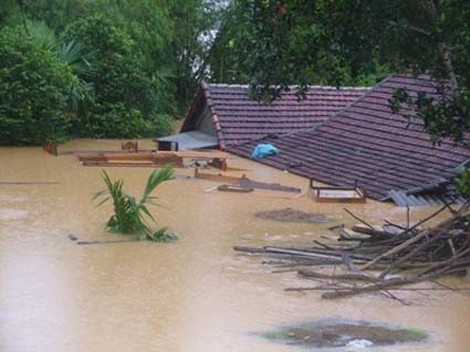 ช่วยเหลือชาวบ้านรับมือกับเหตุน้ำท่วมในภาคกลางตอนบนและเขตริมฝั่งทะเลทางภาคกลาง - ảnh 1
