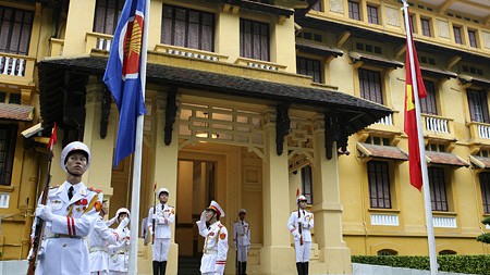 พิธีเชิญธงอาเซียนคู่กับธงชาติเวียดนาม - ảnh 1