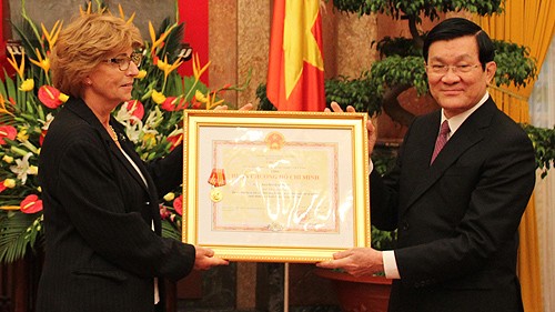 ประธานประเทศ TrươngTấnSang มอบเหรียญอิสริยาภรณ์โฮจิมินห์แ่ด่นาย Raymond Aubrac - ảnh 1