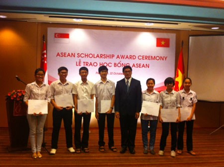 สิงคโปร์มอบทุนการศึกษาอาเซียนให้แก่นักเรียนเวียดนาม - ảnh 1
