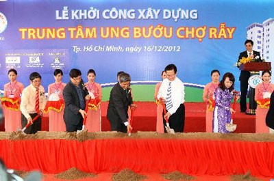 นายกรัฐมนตรีเวียดนาม Nguyễn Tấn Dũng เข้าร่วมพิธีลงมือก่อสร้างศูนย์รักษาโรคมะเร็ง - ảnh 1