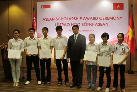 นักเรียนเวียดนามกับทุนการศึกษาอาเซียนของรัฐบาลสิงคโปร์ - ảnh 2