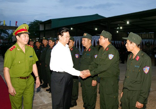 ท่าน Nguyễn Tấn Dũng นายกรัฐมนตรีเยือนกองบังคับการตำรวจสายตรวจ Tây Nguyên - ảnh 1