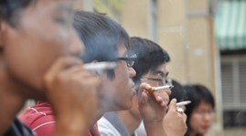ทุกปี เวียดนามมีผู้เสียชีวิตจากการสูบบุหรี่กว่า 4 หมื่นคน - ảnh 1