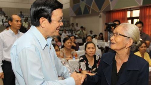ประธานประเทศ Trương Tấn Sang ลงพื้นที่พบปะกับผู้มีสิทธิ์เลือกตั้งเขต 4 นครโฮจิมินห์ - ảnh 1