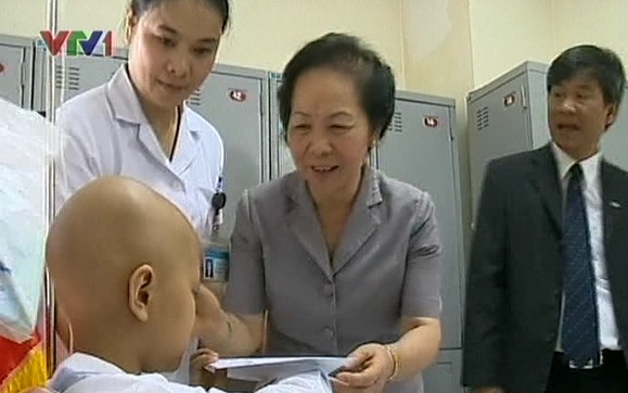 รองประธานประเทศ Nguyễn Thị Doan เยี่ยมเด็กที่ป่วยเป็นโรคเกี่ยวกับระบบโลหิต - ảnh 1
