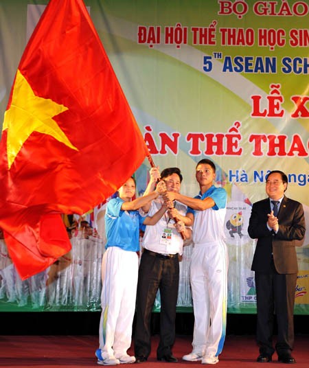 เวียดนามปล่อยแถวขบวนเพื่อเข้าร่วมการแข่งขันกีฬานักเรียนอาเซียน 2013 - ảnh 1