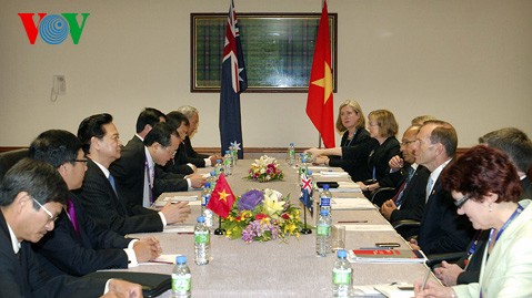 นายกฯเวียดนามพบปะกับนายกฯออสเตรเลียและรัฐมนตรีต่างประเทศสหรัฐนอกรอบการประชุมอาเซียน - ảnh 1