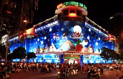 บรรยากาศการฉลองเทศกาลคริสต์มาสที่เต็มไปด้วยความสุขและสนุกสนานในเวียดนาม - ảnh 2