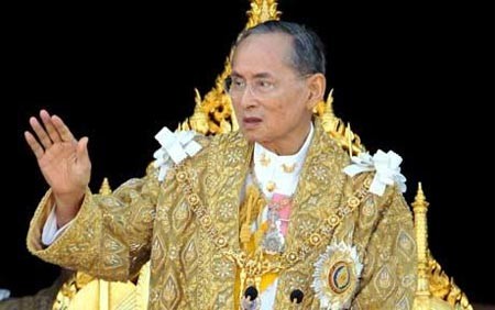 พระบาทสมเด็จพระเจ้าอยู่หัวภูมิพลอดุลยเดชและนายกรัฐมนตรีไทยเรียกร้องให้แก้ไขวิกฤติการเมืองอย่างสันติ - ảnh 1