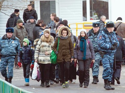 ตำรวจรัสเซียช่วยชีวิตตัวประกันกว่า 20 คนในโรงเรียนแห่งหนึ่งในกรุงมอสโคว์ - ảnh 1
