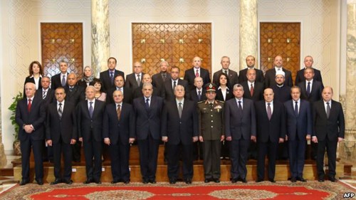 คณะรัฐมนตรีชุดใหม่ของอียิปต์เข้าพิธีสาบานตนรับตำแหน่ง - ảnh 1