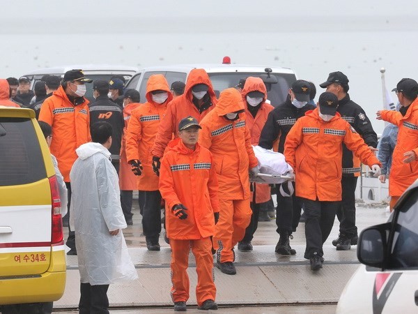 จำนวนผู้เสียชีวิตจากเหตุเรือเฟอร์รีเซวอลของสาธารณรัฐเกาหลีอัปปางเพิ่มขึ้นเป็น 159 คน - ảnh 1