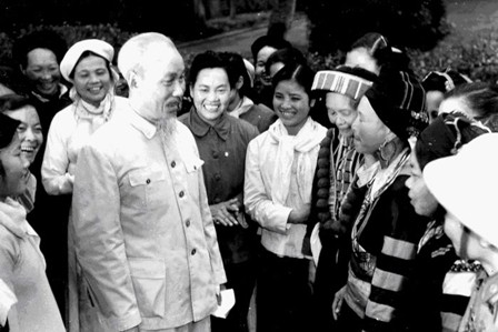 ประธานโฮจิมินห์เป็นนามของวีรบุรุษผู้ยิ่งใหญ่ของเวียตนามในศตรรษที่ 20  - ảnh 1