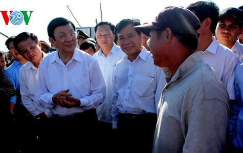ประธานประเทศเยือนชาวประมง กองกำลังตรวจการณ์ประมงและตำรวจทะเล ณ นครดานัง - ảnh 1