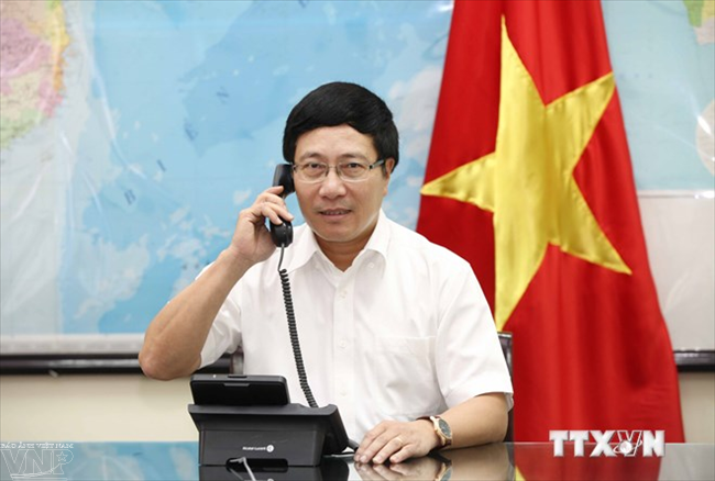 รองนายกรัฐมนตรีและรัฐมนตรีต่างประเทศเวียดนามเจรจาผ่านทางโทรศัพท์กับรัฐมนตรีต่างประเทศฝรั่งเศส - ảnh 1