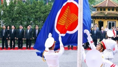 พิธีเชิญธงอาเซียนและธงชาติเวียดนามขึ้นสู่ยอดเสา - ảnh 1