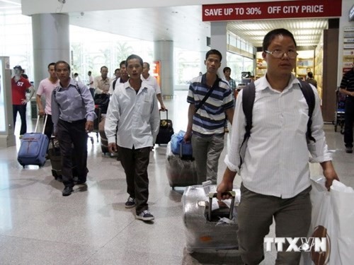 วันที่ 10 สิงหาคม แรงงานเวียดนาม 184 คนที่ทำงานในลิเบียเดินทางถึงกรุงฮานอย - ảnh 1
