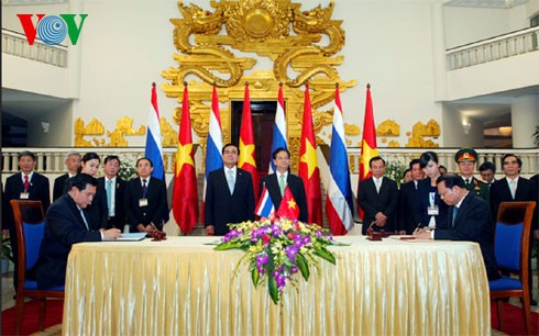 กระชับสัมพันธไมตรีและความร่วมมือในทุกด้านระหว่างเวียดนามกับไทยให้แน่นแฟ้นยิ่งขึ่น - ảnh 1