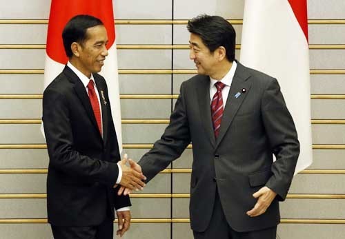 ญี่ปุ่นและอินโดนีเซียให้คำมั่นผลักดันความร่วมมือด้านความมั่นคงและเศรษฐกิจ - ảnh 1