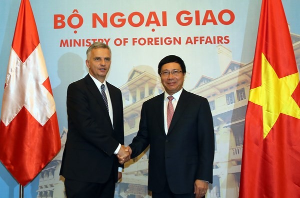 รองนายกรัฐมนตรีและรัฐมนตรีต่างประเทศเวียดนามเจรจากับรัฐมนตรีต่างประเทศสวิสเซอร์แลนด์ - ảnh 1