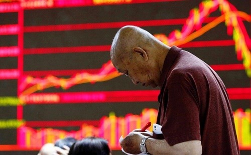 ตลาดหลักทรัพย์ของจีนดิ่งหนักปรับตัวลดลง - ảnh 1
