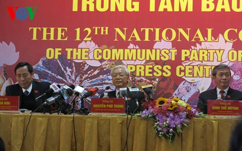 การประชุมสมัชชาใหญ่พรรคคอมมิวนิสต์เวียดนามสมัยที่ 12-การประชุมแห่งประชาธิปไตยและสามัคคี - ảnh 1