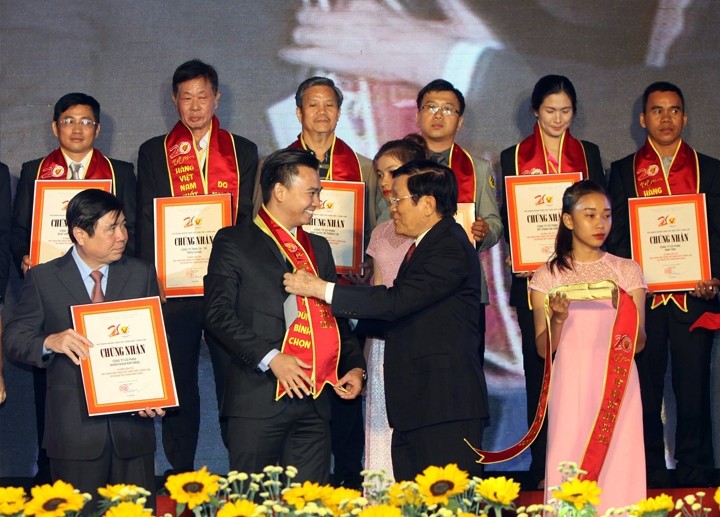ประธานประเทศ เจืองเติ๊นซาง เข้าร่วมพิธีประกาศรางวัลสินค้าเวียดนามปี 2016 - ảnh 1