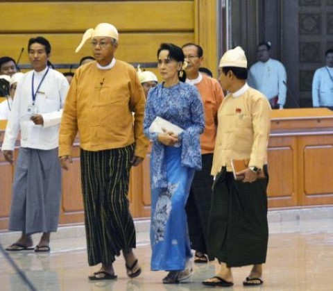 ประธานาธิบดีคนใหม่ของพม่าเสนอให้เปลี่ยนแปลง 2 ตำแหน่งของนาง อองซาน ซูจี - ảnh 1
