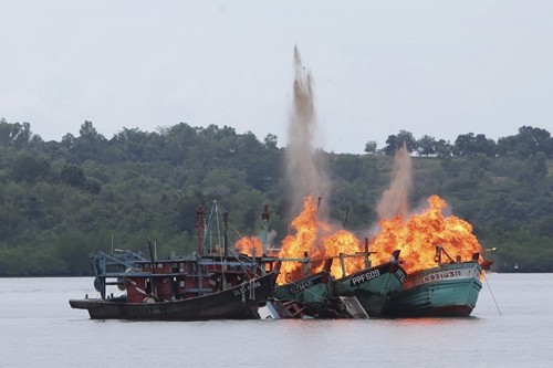 อินโดนีเซียทำลายเรือประมงต่างชาติ 23 ลำ - ảnh 1