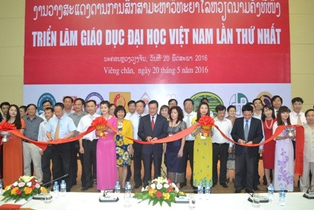 งานนิทรรศการการศึกษาระดับมหาวิทยาลัยเวียดนามครั้งแรก ณ ประเทศลาว - ảnh 1