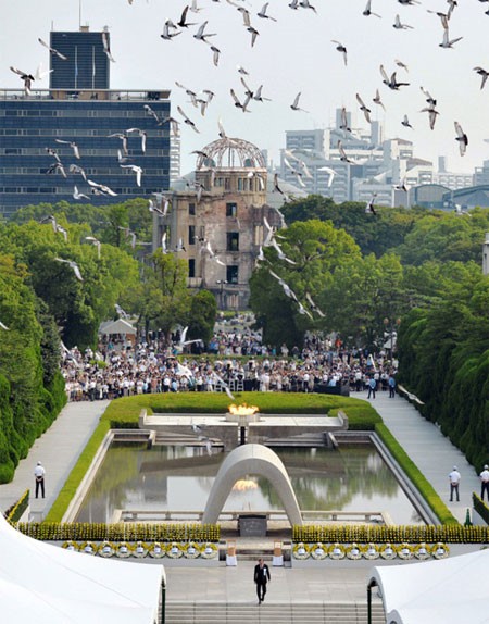 ญี่ปุ่นรำลึกครบรอบ 71 ปีระเบิดปรมาณูถล่มเมืองฮิโรชิมะ - ảnh 1