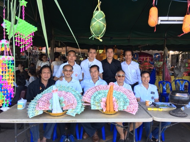 สมาคมชาวเวียดนามในอำเภอพังโคนได้จัดงานกฐินสามัคคีตามประเพณีของไทยเพื่อเรี่ยไรเงินบริจาคให้แก่วัด - ảnh 2