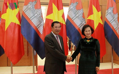  ความสัมพันธ์กัมพูชา-เวียดนามมีความผูกพันอย่างใกล้ชิดอยู่เสมอ - ảnh 1