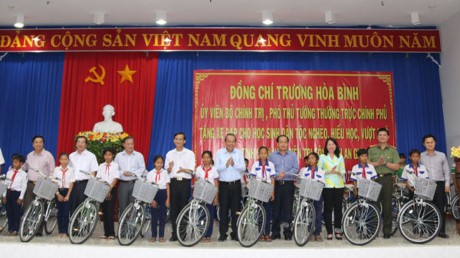 รองนายกรัฐมนตรี เจืองหว่าบิ่งห์ มอบรถจักรยานให้แก่เด็กยากจนที่ใฝ่การศึกษา - ảnh 1