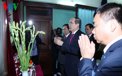 ประธานแนวร่วมปิตุภูมิเวียดนามไปจุดธูปสักการะรำลึกถึงประธานโฮจิมินห์ - ảnh 1