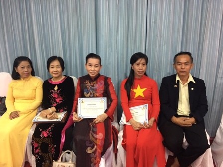 ชมรมชาวเวียดนามในอำเภอพังโคนได้ประสานกับโรงเรียนวิทยาคารเปิดชั้นเรียนสอนภาษาเวียดนามให้แก่นักเรียน - ảnh 4