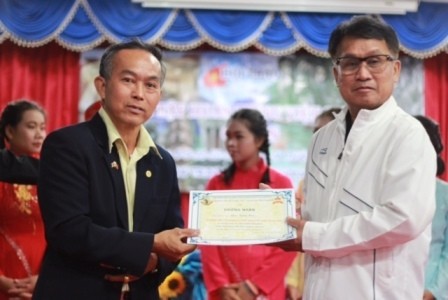 ชมรมชาวเวียดนามในอำเภอพังโคนได้ประสานกับโรงเรียนวิทยาคารเปิดชั้นเรียนสอนภาษาเวียดนามให้แก่นักเรียน - ảnh 3