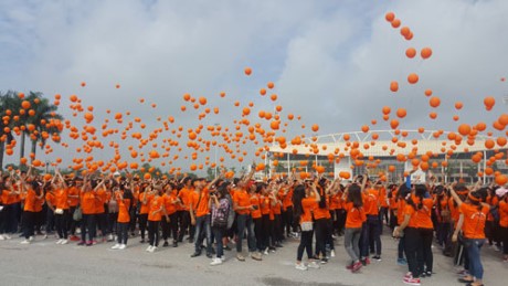 ผู้คนเกือบ 3 พันคนเข้าร่วมกิจกรรมเดินเท้าเพื่อผู้เคราะห์ร้ายจากสารพิษสีส้มไดอ๊อกซิน - ảnh 1