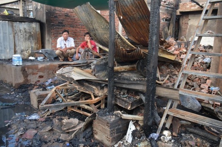 เยี่ยมเยือนครอบครัวชาวเวียดนามในกัมพูชาที่ได้รับความเสียหายจากเหตุไฟไหม้ - ảnh 1