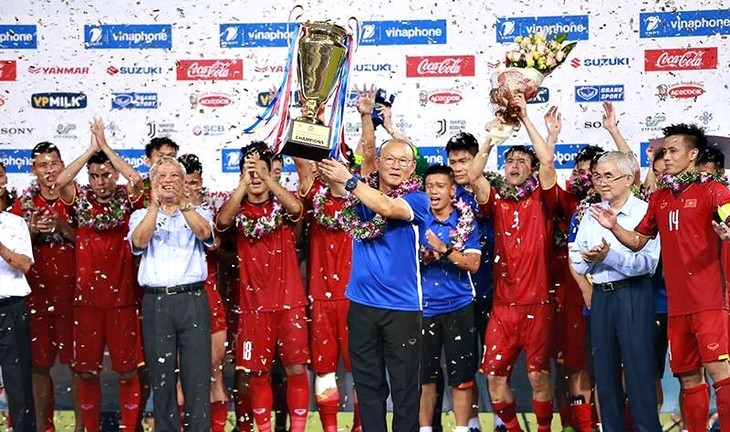 ทีมฟุตบอลยู 23 เวียดนามคว้าแชมป์ในการแข่งขันฟุตบอล Vinaphone cup 2018 - ảnh 1