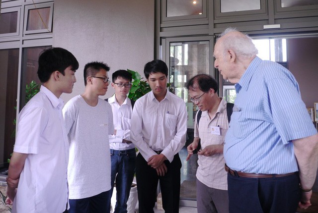 ศาสตราจารย์ที่ได้รับรางวัลโนเบลสาขาฟิสิกส์พูดคุยกับนักเรียนและนักศึกษาเวียดนาม - ảnh 1