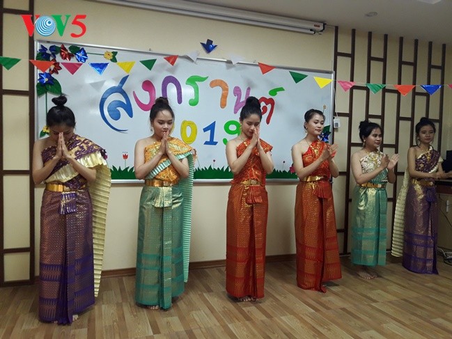 กิจกรรมฉลองวันสงกรานต์ที่ศูนย์ภาษาและวัฒนธรรมไทยสังกัดมหาวิทยาลัยฮานอย - ảnh 2