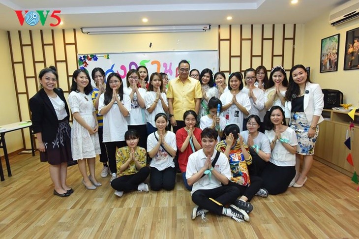 กิจกรรมฉลองวันสงกรานต์ที่ศูนย์ภาษาและวัฒนธรรมไทยสังกัดมหาวิทยาลัยฮานอย - ảnh 21
