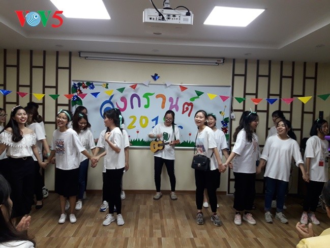 กิจกรรมฉลองวันสงกรานต์ที่ศูนย์ภาษาและวัฒนธรรมไทยสังกัดมหาวิทยาลัยฮานอย - ảnh 16