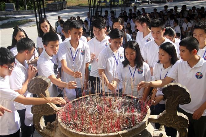 “ค่ายฤดูร้อนเวียดนาม 2019” แสดงความสำนึกในบุญคุณต่อวีรชนและทหารพลีชีพเพื่อชาติ ณ สุสานทหารพลีชีพเพื่อชาติแห่งชาติ เจื่องเซิน - ảnh 1