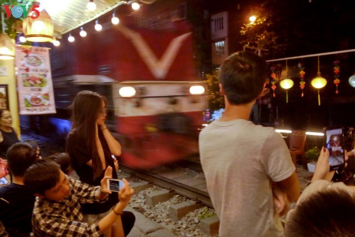 ศึกษาค้นคว้าร้านกาแฟริมรางรถไฟในกรุงฮานอย - ảnh 15