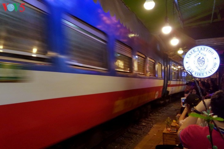 ศึกษาค้นคว้าร้านกาแฟริมรางรถไฟในกรุงฮานอย - ảnh 17