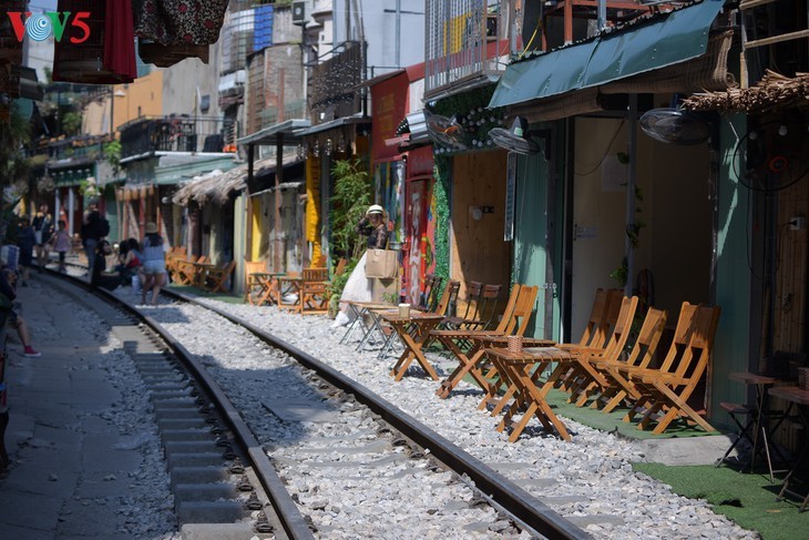 ศึกษาค้นคว้าร้านกาแฟริมรางรถไฟในกรุงฮานอย - ảnh 1